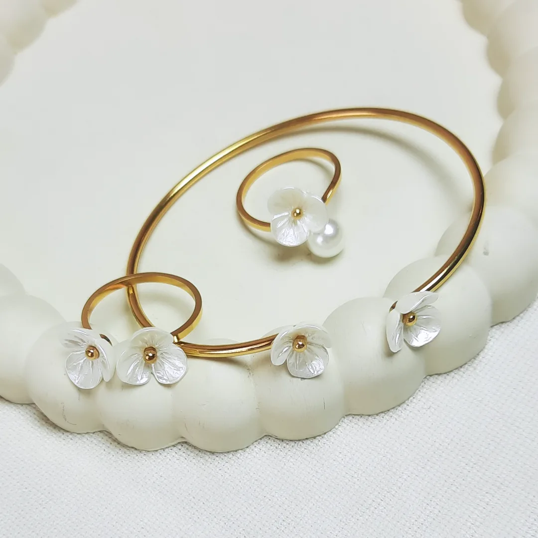 انگشتر و بنگل صدفی