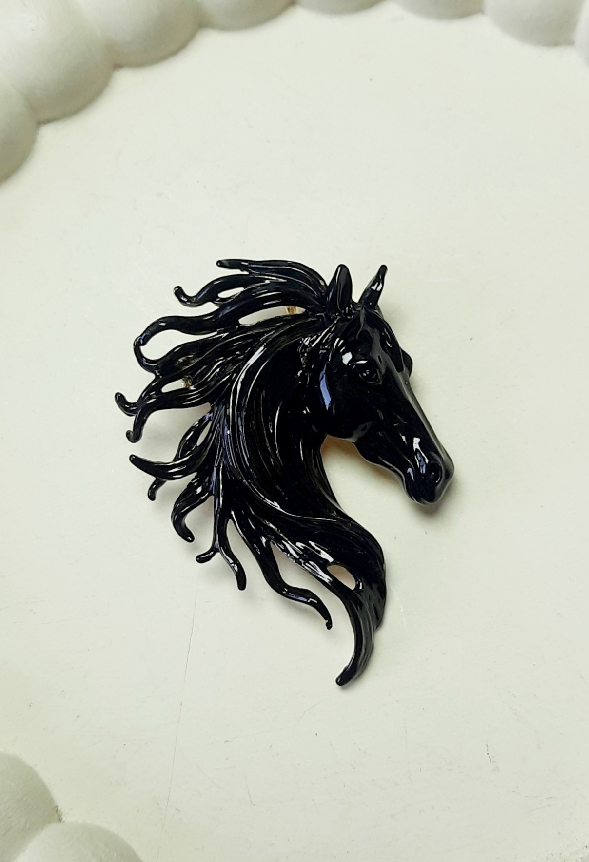گل سینه اسب مشکی و آویز گردنی
