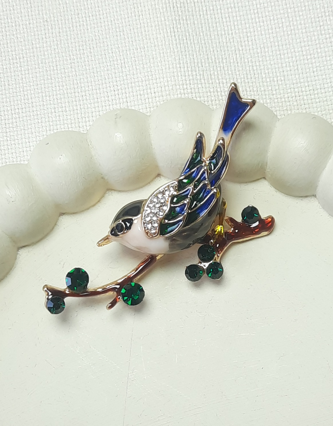 گل سینه پرنده روی شاخه