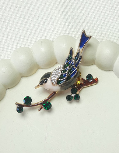 گل سینه پرنده روی شاخه